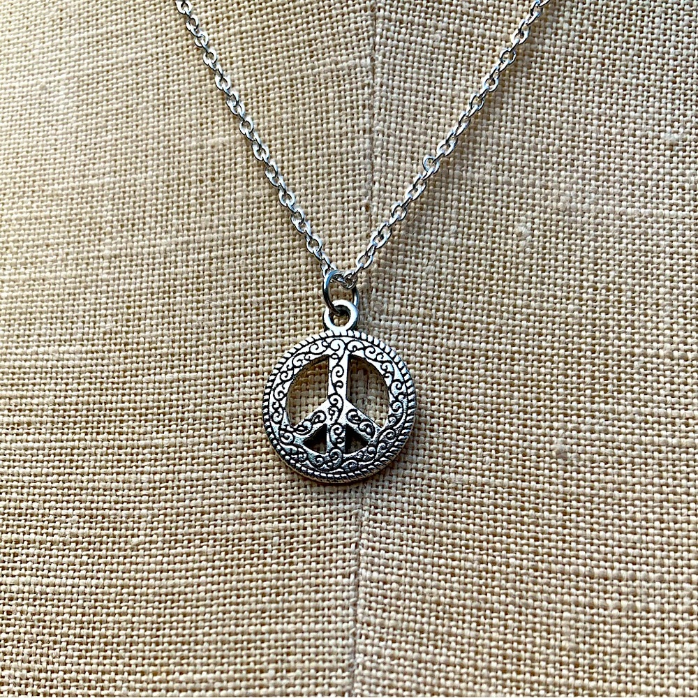 NWT Sterling Silver Plated Chain & Peace Sign Alloy Metal Charm Necklace